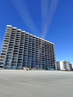 Exterior - Direct Oceanfront Paradise: Private Bacony & On-Site Beach Bar at Royal Garden! (Murrells Inlet)