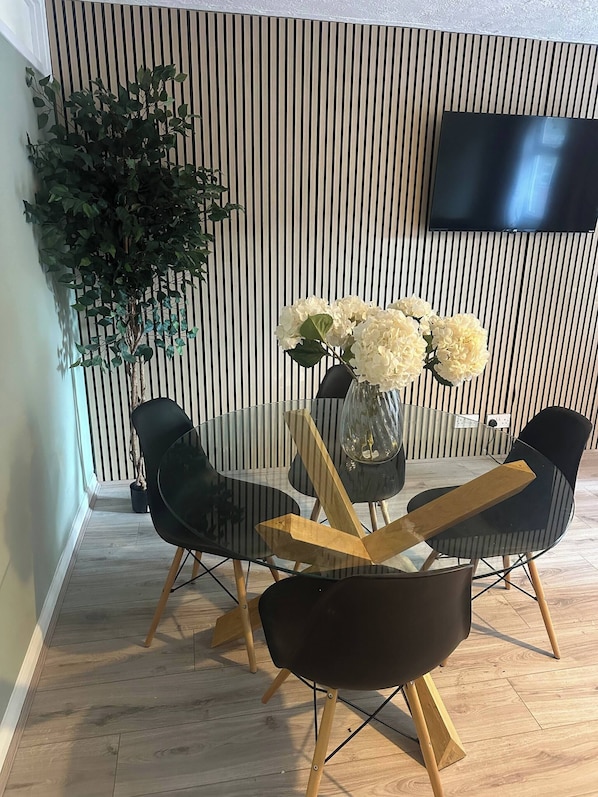 บ้านพัก, 1 ห้องนอน, วิวสวน | ร้านอาหาร