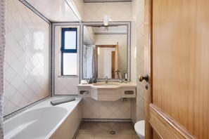 Asciugacapelli, bidet, asciugamani, sapone