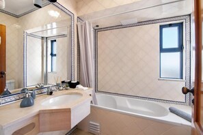 Hair dryer, bidet, towels, soap - Spacious apartment in the heart of Albufeira (Albufeira)