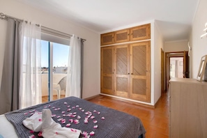 2 bedrooms, iron/ironing board, travel cot, free WiFi - Spacious apartment in the heart of Albufeira (Albufeira)
