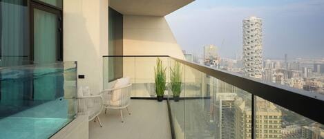 Apartemen Deluks, balkon, pemandangan kota | Balkon