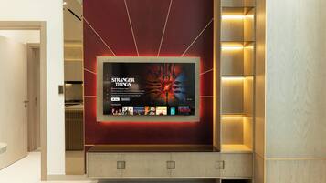 Deluxe-lejlighed - balkon - byudsigt | Opholdsområde | 65-centimeters smart-tv med digitale kanaler, Netflix