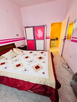 Bügeleisen/Bügelbrett, Internetzugang, Bettwäsche