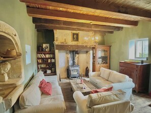 TV, books - Perigordian house 800M walk from Château Fénelon (Sainte-Mondane)