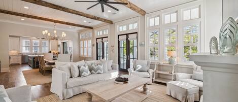 Smart-TV, Kamin, Arbeitsbereiche