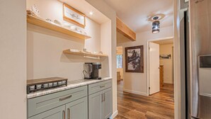 Maison, plusieurs lits, patio, vue montagne (Whispering Pines Cabin) | Intérieur