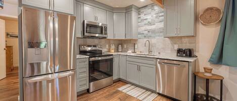 House, Multiple Beds, Patio, Mountain View (Whispering Pines Cabin) | Private kitchen