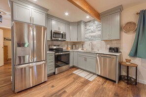 Ház, több ágy, teraszos udvar, kilátással a hegyre (Whispering Pines Cabin) | Privát konyha