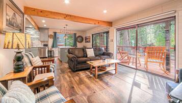 House, Multiple Beds, Patio, Mountain View (Whispering Pines Cabin) | Living area