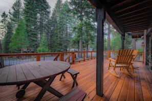 Casa, várias camas, varanda, vista para a montanha (Whispering Pines Cabin) | Vista do quarto