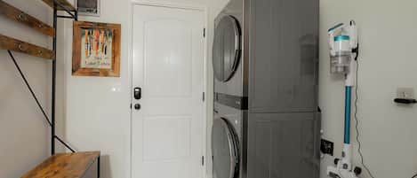 Nhà, nhiều giường, sân hiên, quang cảnh núi (Whispering Pines Cabin) | Giặt ủi