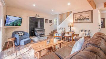 House, Multiple Beds, Patio, Mountain View (Whispering Pines Cabin) | Living area