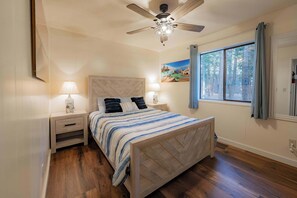 Ház, több ágy, teraszos udvar, kilátással a hegyre (Whispering Pines Cabin) | 4 hálószoba, egyedi dekoráció, egyedi berendezés és ágynemű