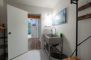 Casa, varias camas, patio, vistas a la montaña (Whispering Pines Cabin) | Interior