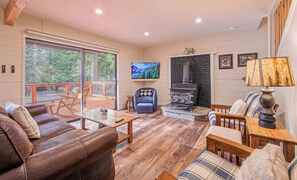 Talo, useita sänkyjä, patio, vuoristonäköala (Whispering Pines Cabin) | Oleskelualue