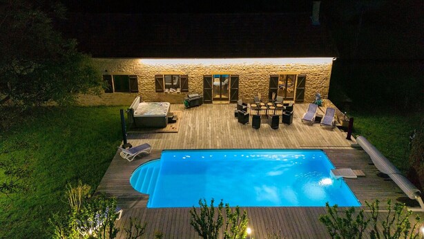 A heated pool - Swimming pool and jacuzzi – 4 adults, 4 children (Montignac)