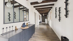 Interior - Swimming pool and jacuzzi – 4 adults, 4 children (Montignac)