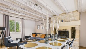 Dining - Swimming pool and jacuzzi – 4 adults, 4 children (Montignac)
