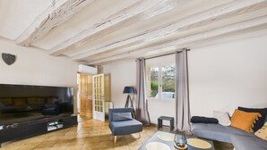 TV - Swimming pool and jacuzzi – 4 adults, 4 children (Montignac)