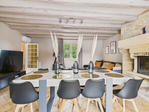 Dining - Swimming pool and jacuzzi – 4 adults, 4 children (Montignac)