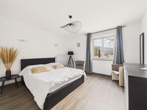 3 bedrooms, iron/ironing board, free WiFi - Swimming pool and jacuzzi – 4 adults, 4 children (Montignac)