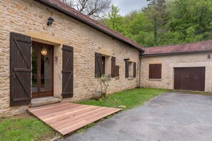 Exterior - Swimming pool and jacuzzi – 4 adults, 4 children (Montignac)
