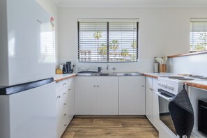 Private kitchen - Walk to the Beach | BBQ | Family Friendly (Scarborough)