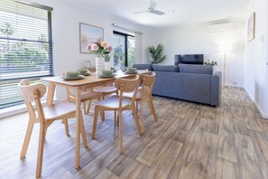 Dining - Walk to the Beach | BBQ | Family Friendly (Scarborough)