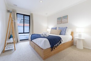 3 bedrooms, iron/ironing board, WiFi, bed sheets