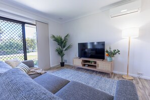 Living area - Walk to the Beach | BBQ | Family Friendly (Scarborough)