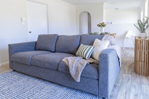 Living area - Walk to the Beach | BBQ | Family Friendly (Scarborough)