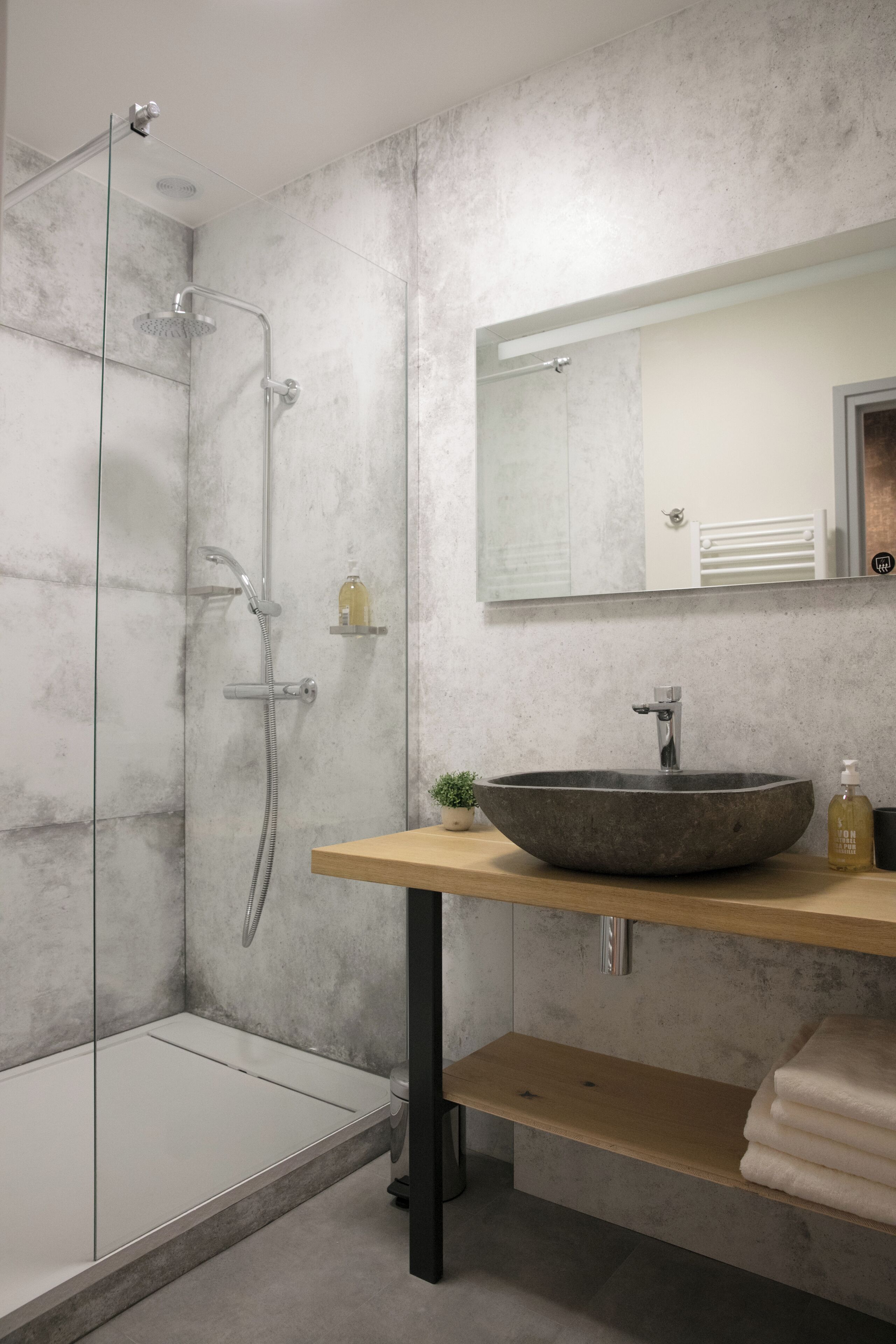 Dusche, Haartrockner, Handtücher, Seife
