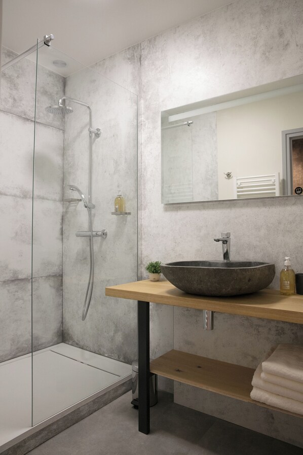 Douche, sèche-cheveux, serviettes fournies, savon