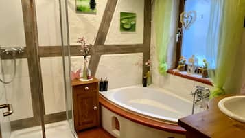 Dusche, Haartrockner, Handtücher