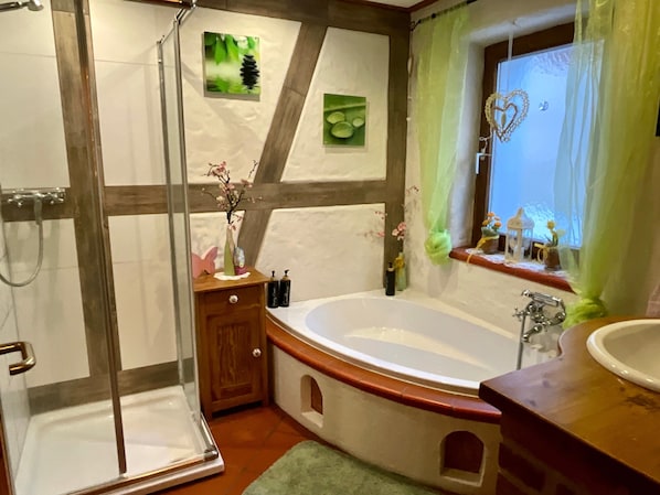 Dusche, Haartrockner, Handtücher
