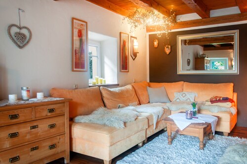 Liebevoll restauriertes Bauernhaus mit privater Terrasse, Garten und WLAN in Heilsbronn