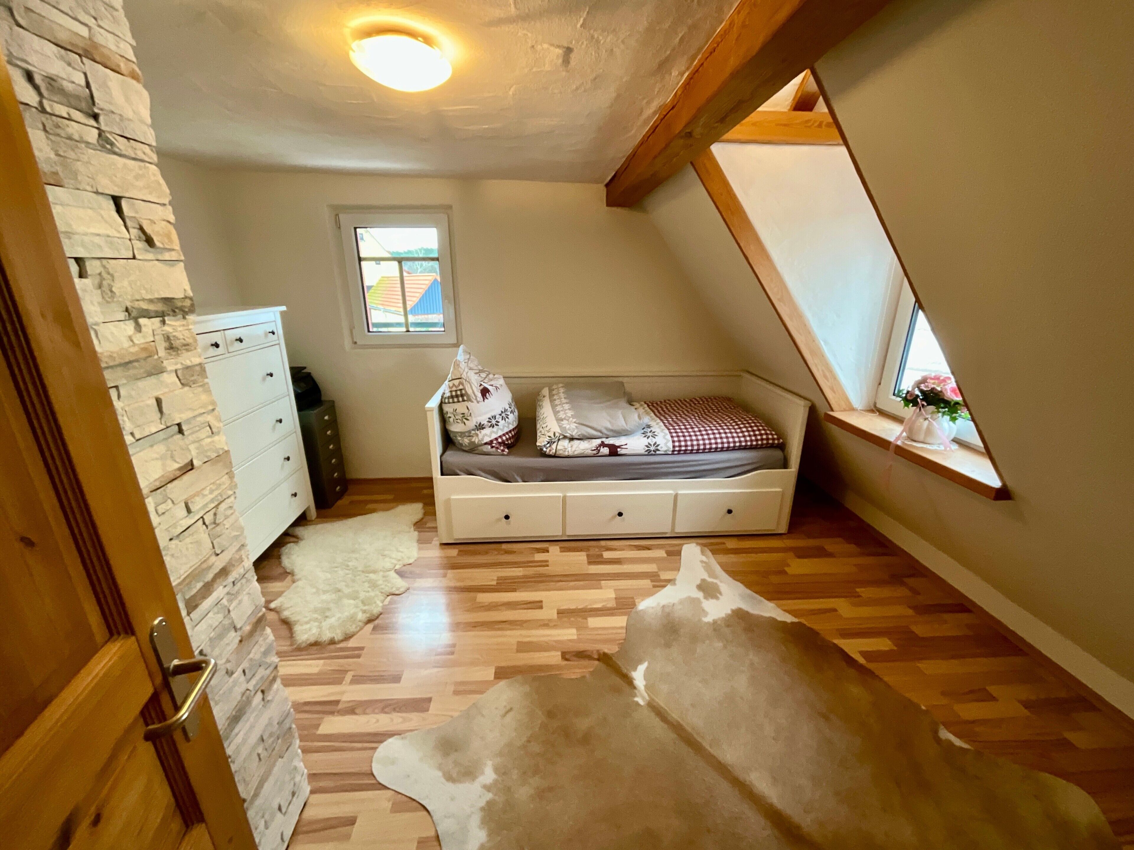 3 habitaciones, tabla de planchar con plancha, wifi y ropa de cama 