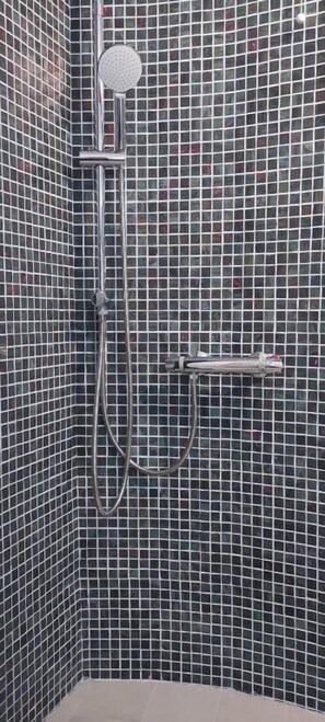 Free toiletries, hair dryer, slippers, towels - Aegeo Hotel (Folegandros)