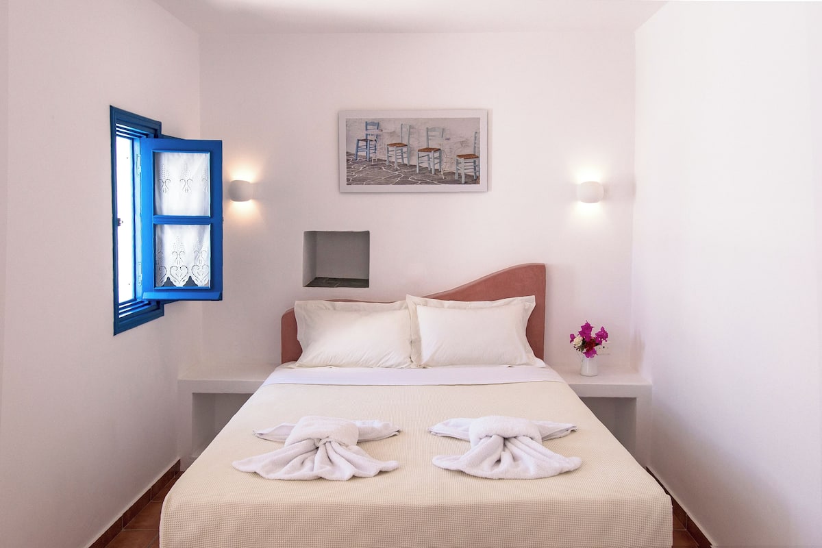 In-room safe, iron/ironing board (on request), WiFi (free), bed sheets