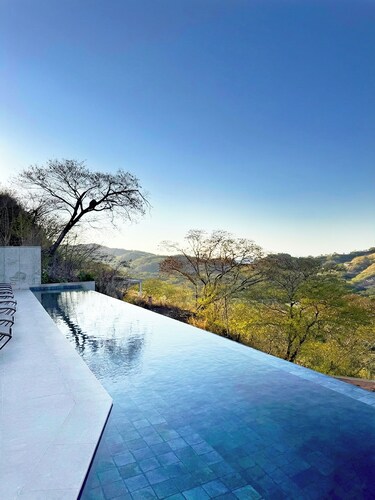 Luxury Ocean Hilltop Apartment