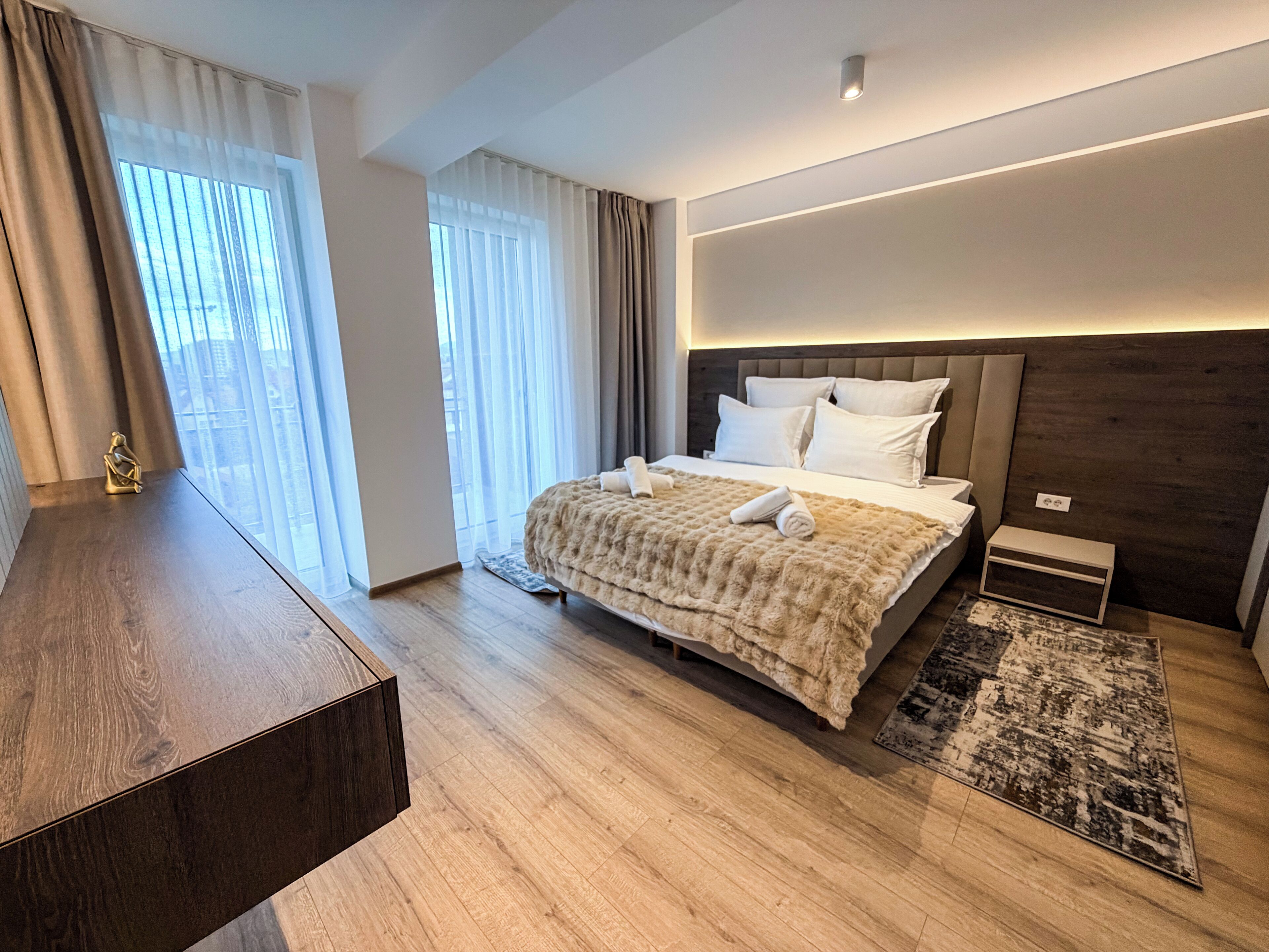 Deluxe Apartment, Mountain View | Iron/ironing board, free WiFi