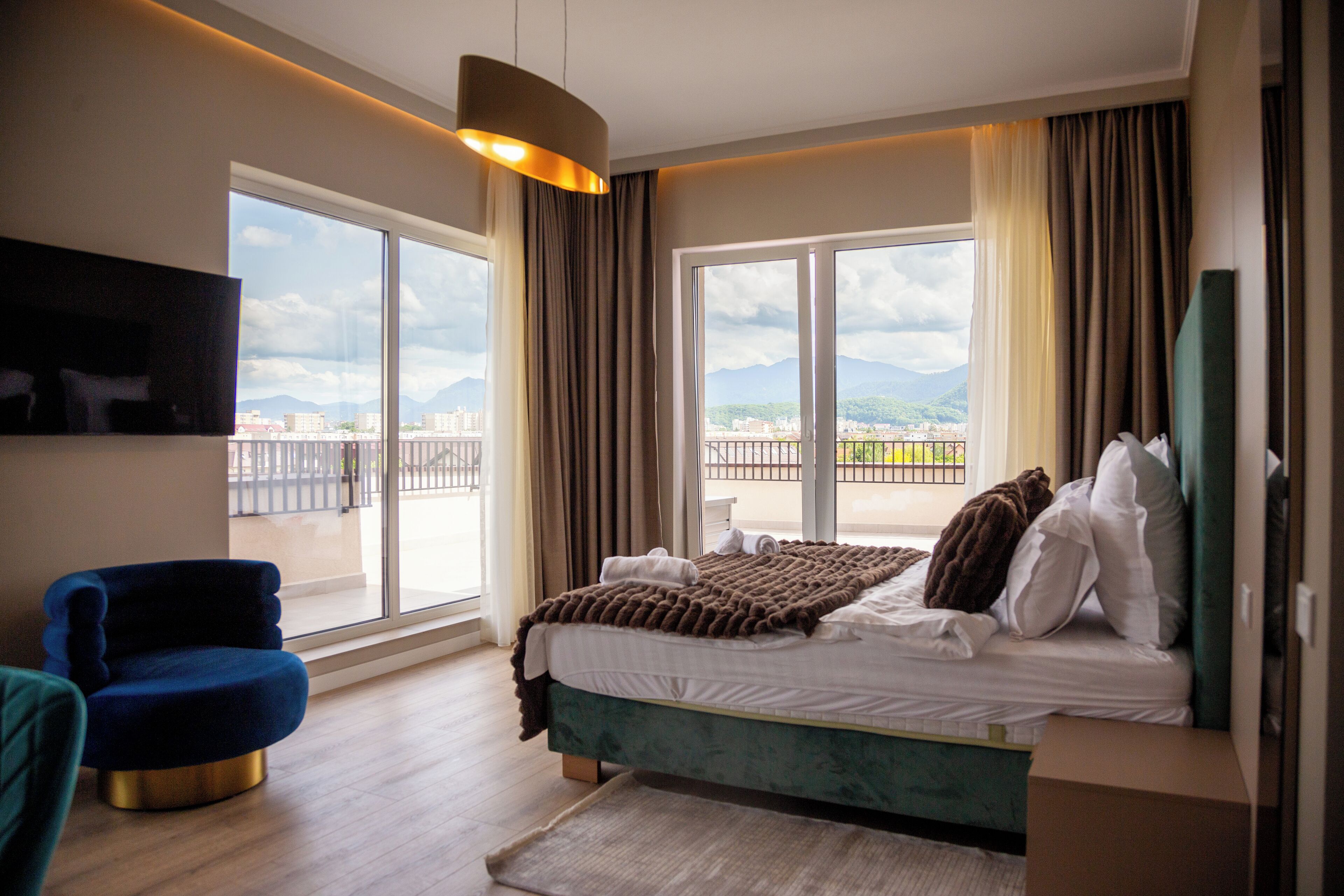 Luxury Penthouse, Mountain View | Iron/ironing board, free WiFi