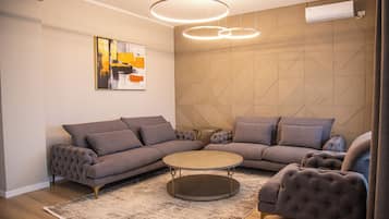 Luxury Penthouse, Mountain View | Living area