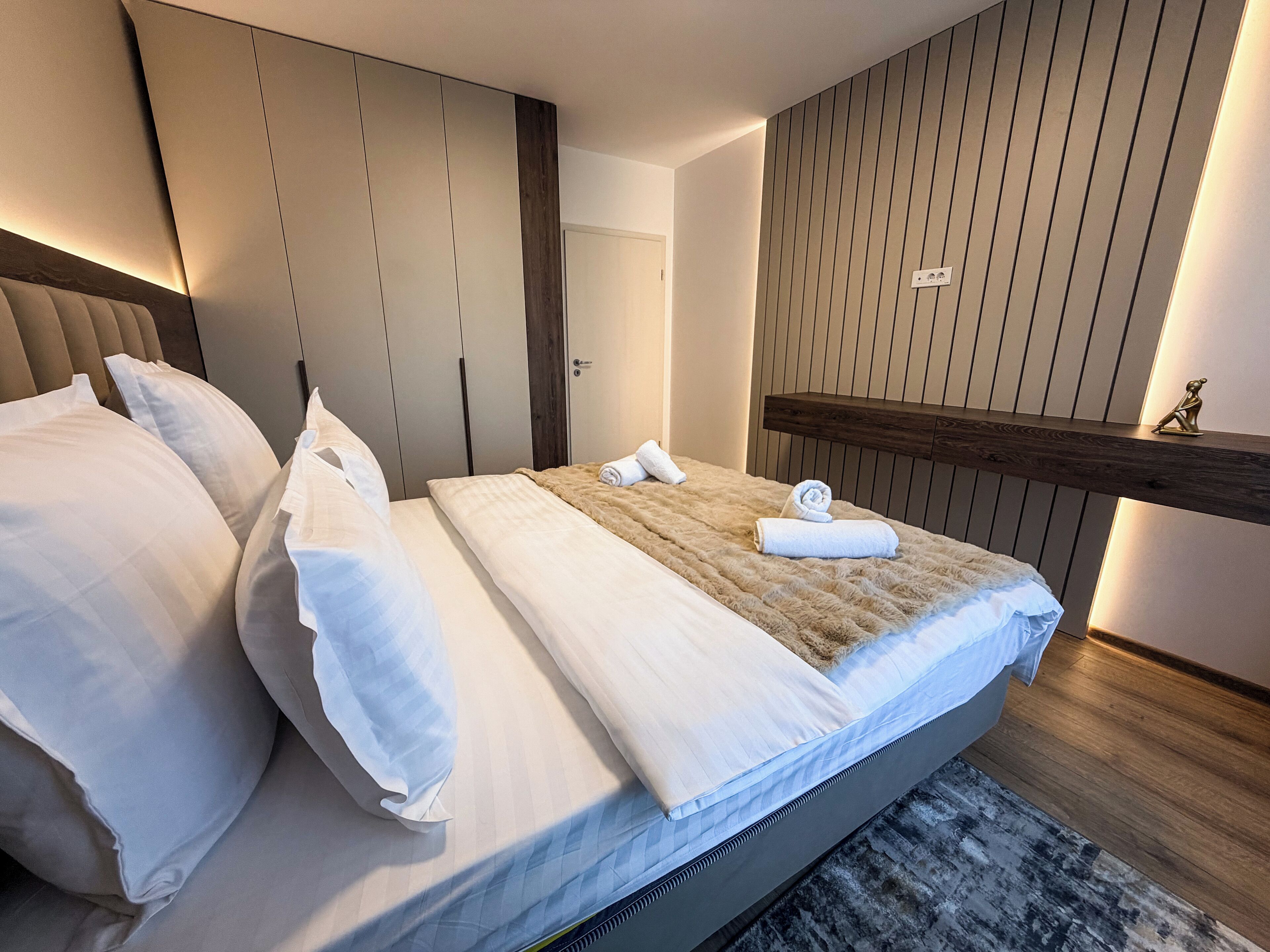 Deluxe Apartment, Mountain View | Iron/ironing board, free WiFi