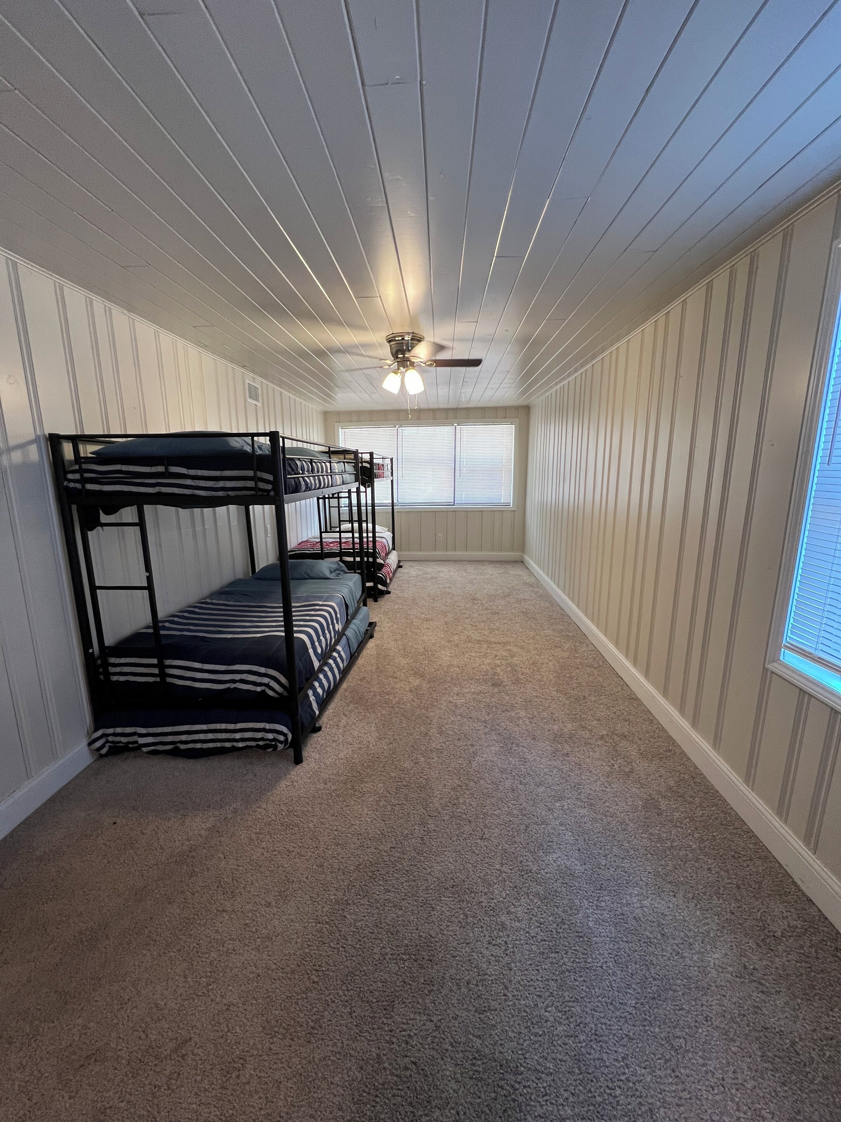 3 makuuhuonetta, työpöytä, silitysrauta/-lauta, vauvan matkasänky