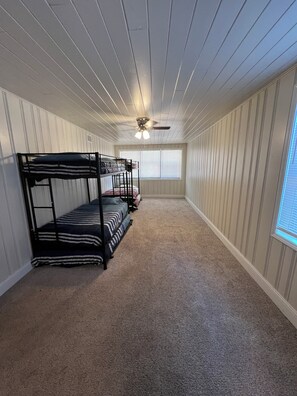 3 makuuhuonetta, työpöytä, silitysrauta/-lauta, vauvan matkasänky