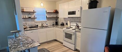 Frigorífic, microones, forn i placa de cuina