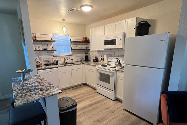 Køleskab, mikrobølgeovn, ovn, kogeplade