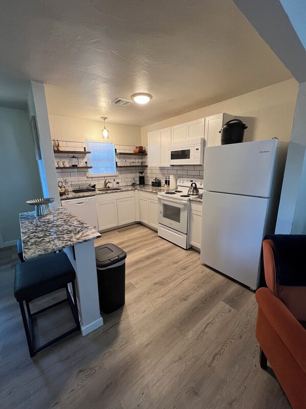 Réfrigérateur, micro-ondes, four, plaque de cuisson